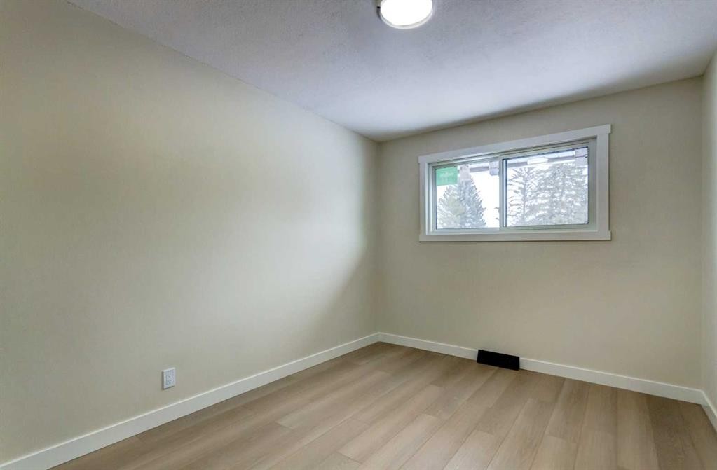 2443 42 Street Se, Calgary, AB - Indoor Photo Showing Other Room