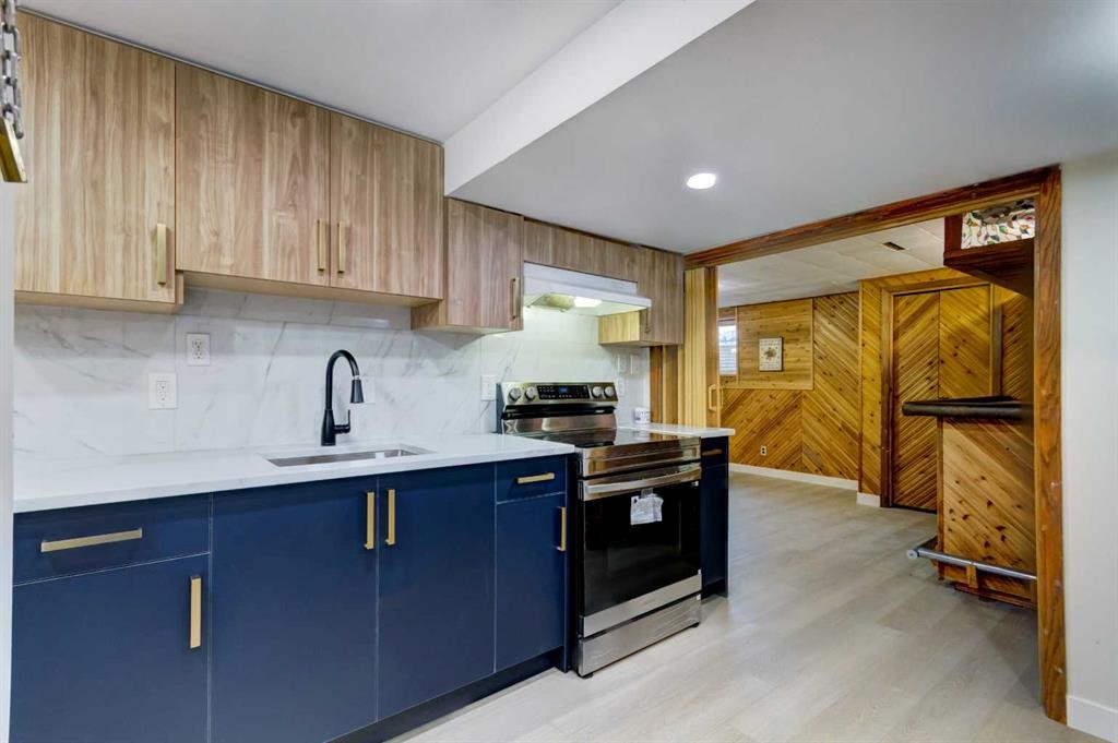 2443 42 Street Se, Calgary, AB - Indoor Photo Showing Kitchen