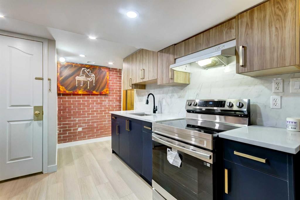 2443 42 Street Se, Calgary, AB - Indoor Photo Showing Kitchen