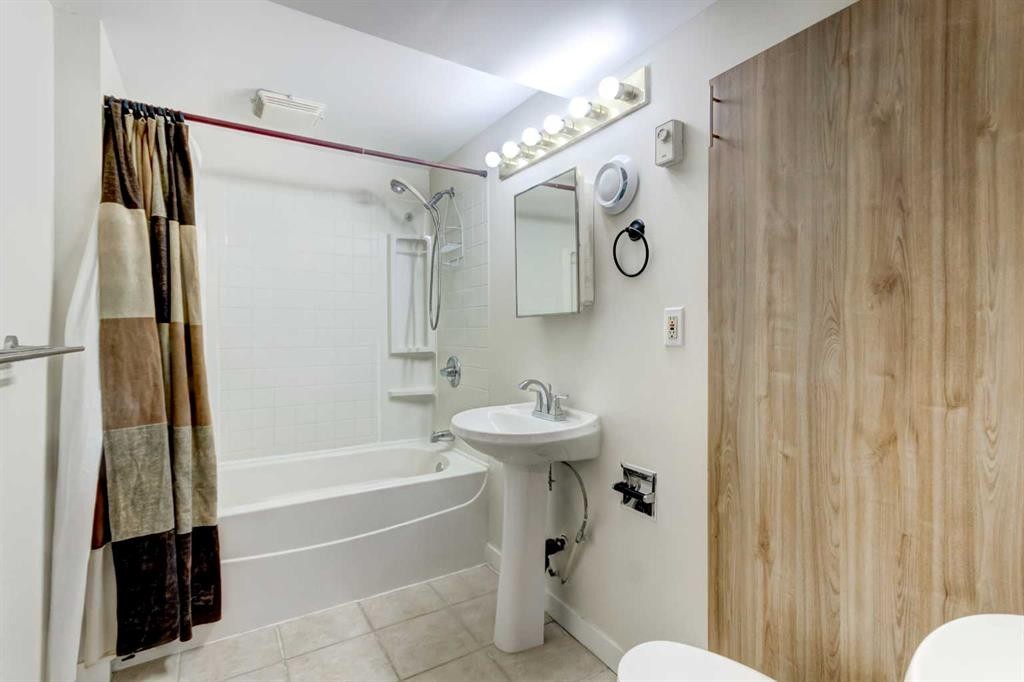 2443 42 Street Se, Calgary, AB - Indoor Photo Showing Bathroom