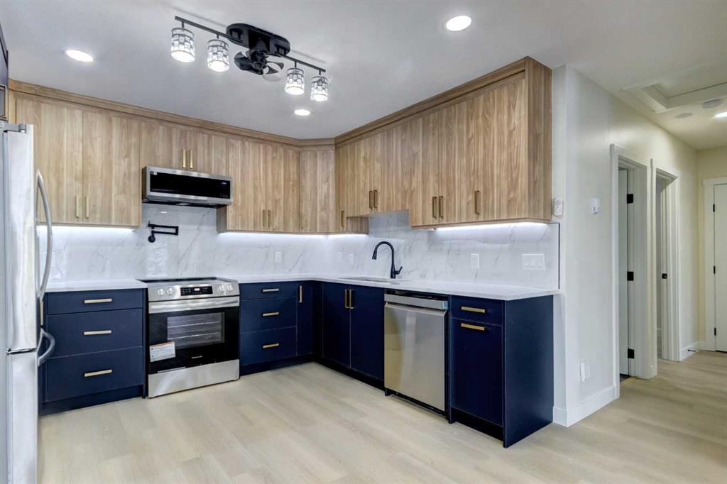 2443 42 Street Se, Calgary, AB - Indoor Photo Showing Kitchen With Upgraded Kitchen