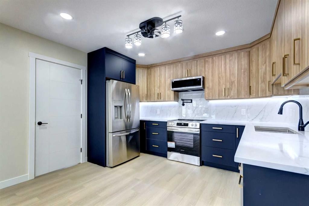 2443 42 Street Se, Calgary, AB - Indoor Photo Showing Kitchen With Upgraded Kitchen