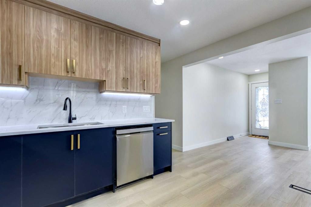 2443 42 Street Se, Calgary, AB - Indoor Photo Showing Kitchen With Upgraded Kitchen