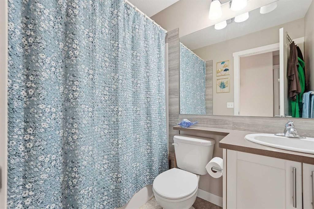 427 Redstone View Ne, Calgary, AB - Indoor Photo Showing Bathroom