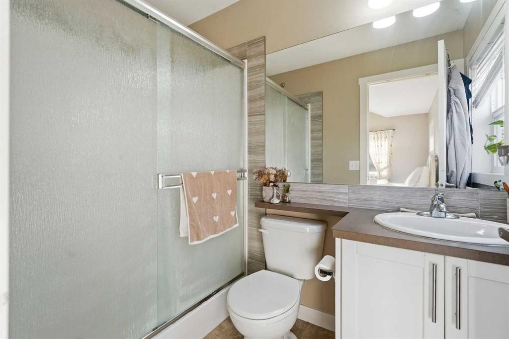 427 Redstone View Ne, Calgary, AB - Indoor Photo Showing Bathroom