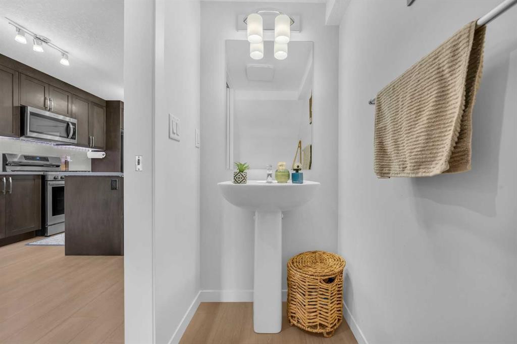 304-474 Seton Circle Se, Calgary, AB - Indoor Photo Showing Kitchen