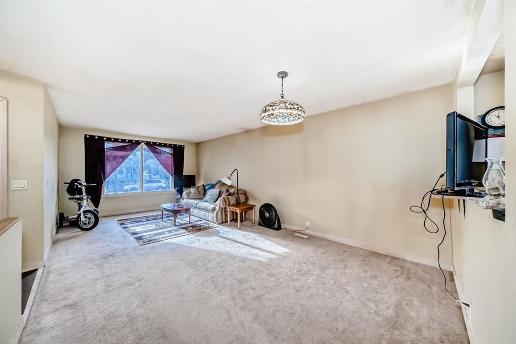 247 Bracewood Road Sw, Calgary, AB - Indoor