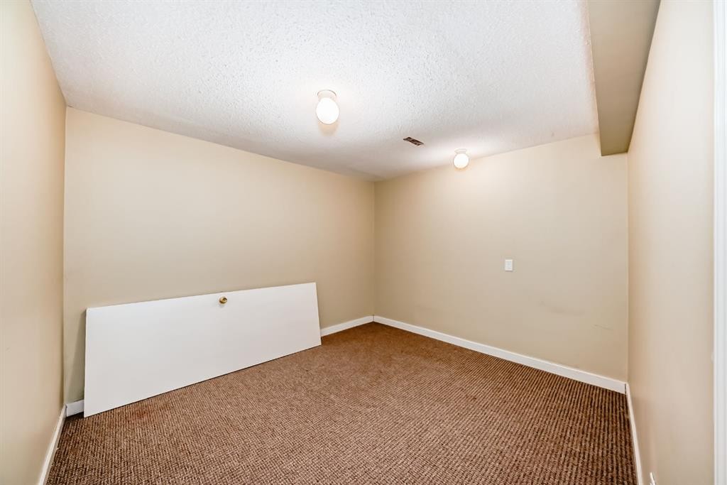 247 Bracewood Road Sw, Calgary, AB - Indoor Photo Showing Other Room