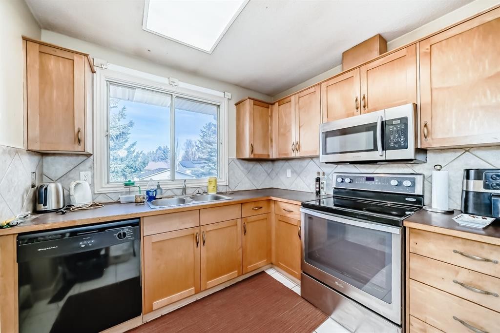 247 Bracewood Road Sw, Calgary, AB - Indoor Photo Showing Kitchen With Double Sink