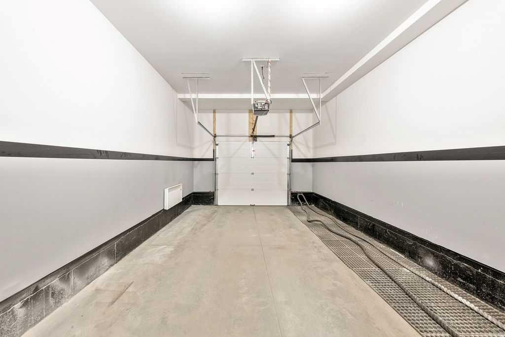 708 Evansridge Common Nw, Calgary, AB - Indoor Photo Showing Garage