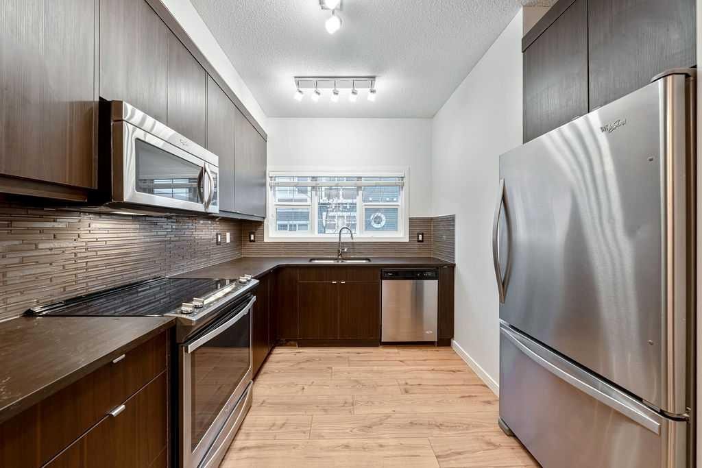 708 Evansridge Common Nw, Calgary, AB - Indoor Photo Showing Kitchen With Upgraded Kitchen