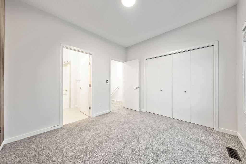 708 Evansridge Common Nw, Calgary, AB - Indoor Photo Showing Other Room