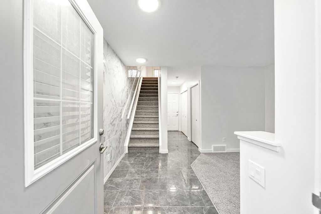 708 Evansridge Common Nw, Calgary, AB - Indoor Photo Showing Other Room