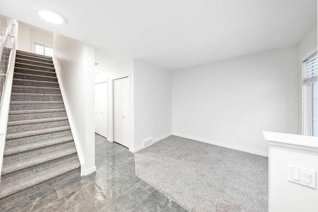 708 Evansridge Common Nw, Calgary, AB - Indoor Photo Showing Other Room