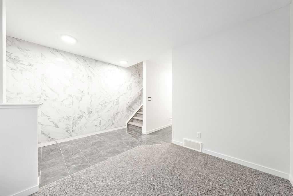 708 Evansridge Common Nw, Calgary, AB - Indoor Photo Showing Other Room
