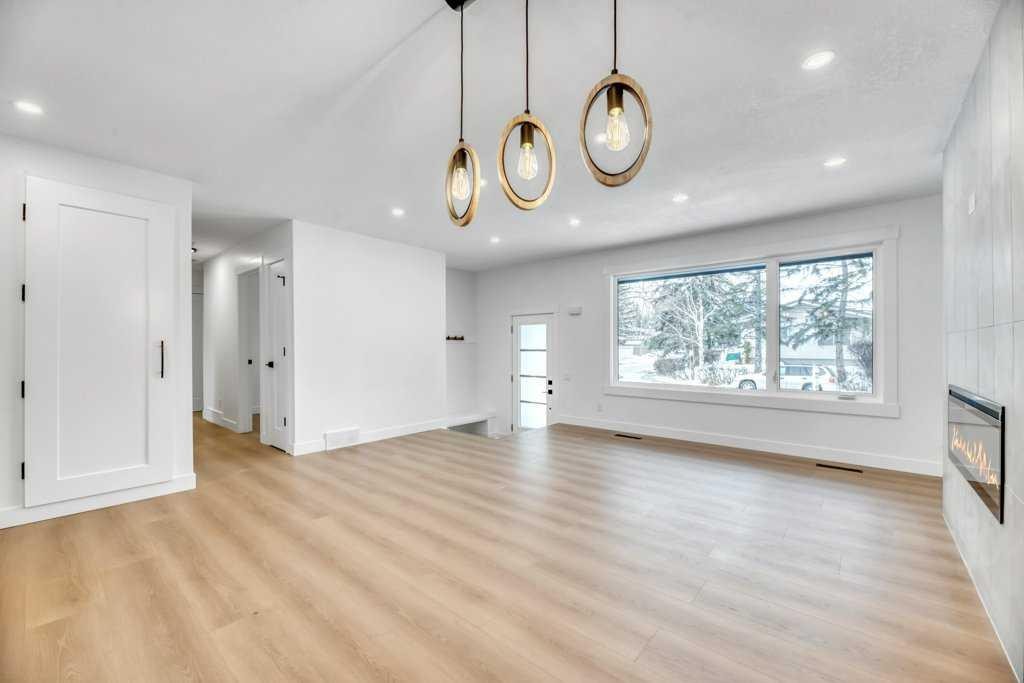 32 Allandale Close Se, Calgary, AB - Indoor