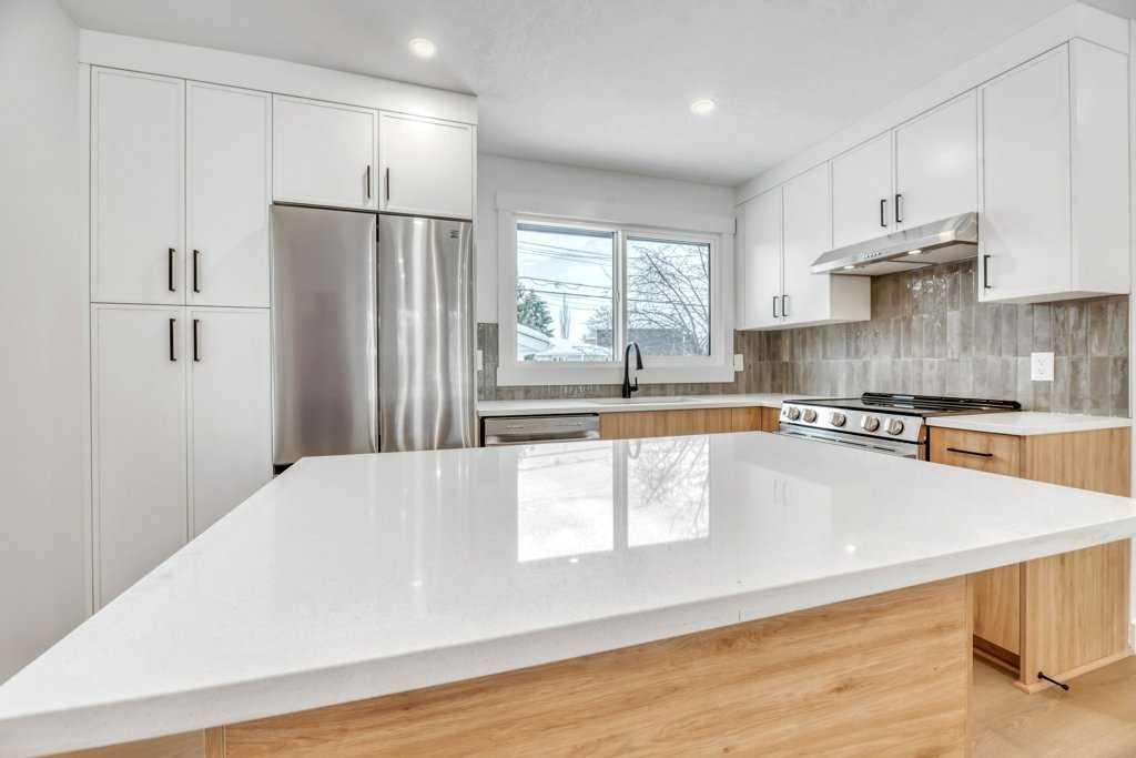 32 Allandale Close Se, Calgary, AB - Indoor Photo Showing Kitchen