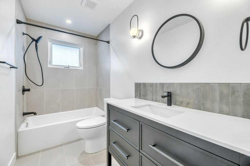 32 Allandale Close Se, Calgary, AB - Indoor Photo Showing Bathroom