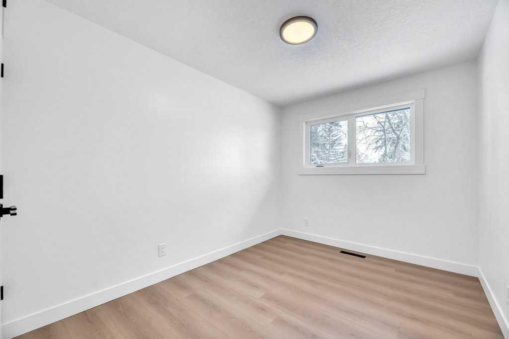 32 Allandale Close Se, Calgary, AB - Indoor Photo Showing Other Room