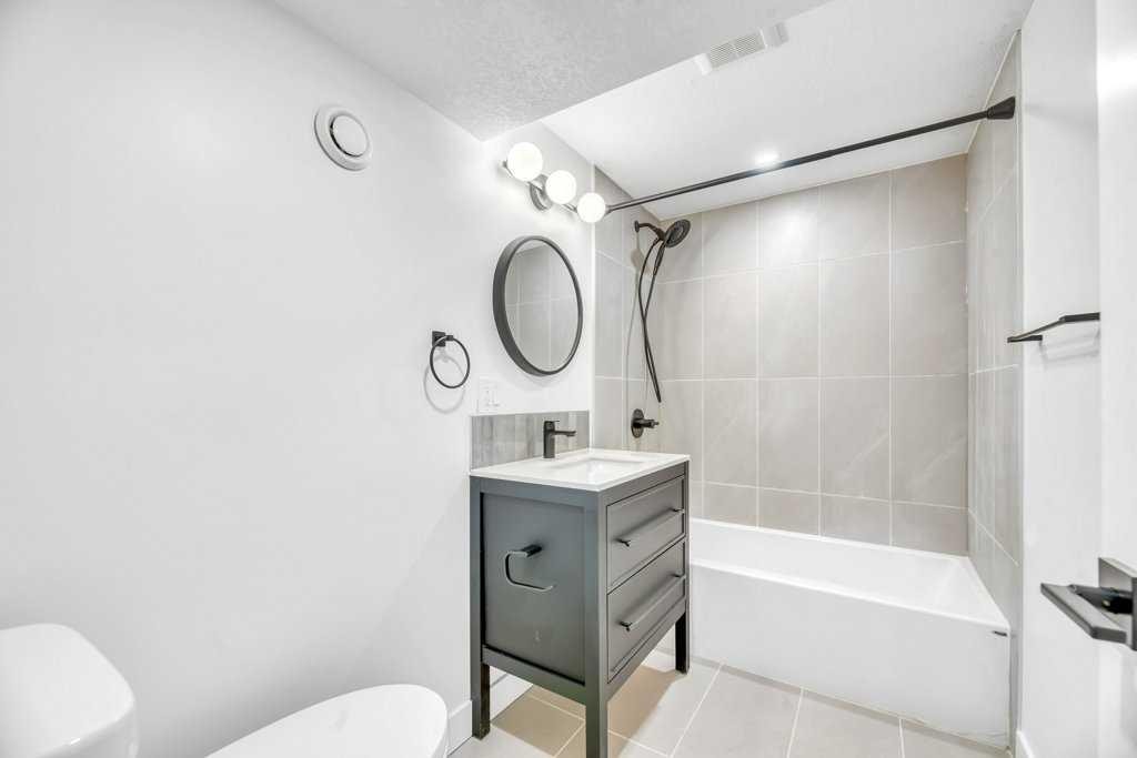 32 Allandale Close Se, Calgary, AB - Indoor Photo Showing Bathroom