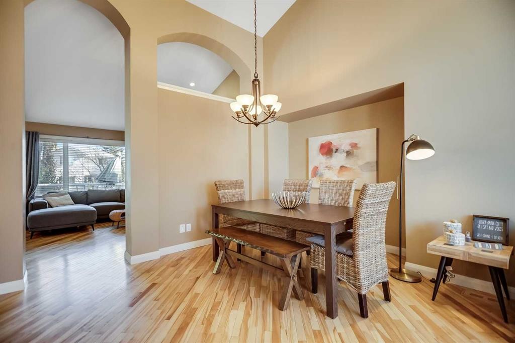 113 Somerside Green Sw, Calgary, AB - Indoor Photo Showing Dining Room