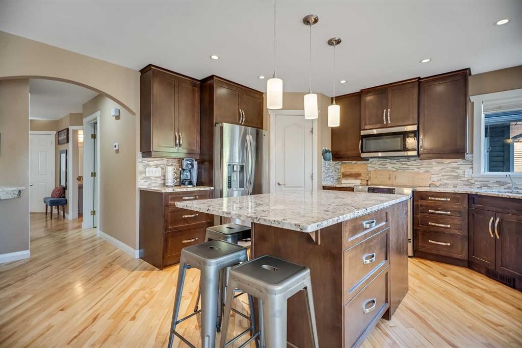 113 Somerside Green Sw, Calgary, AB - Indoor Photo Showing Kitchen With Upgraded Kitchen