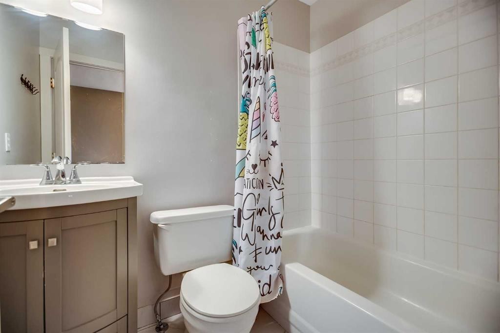 113 Somerside Green Sw, Calgary, AB - Indoor Photo Showing Bathroom