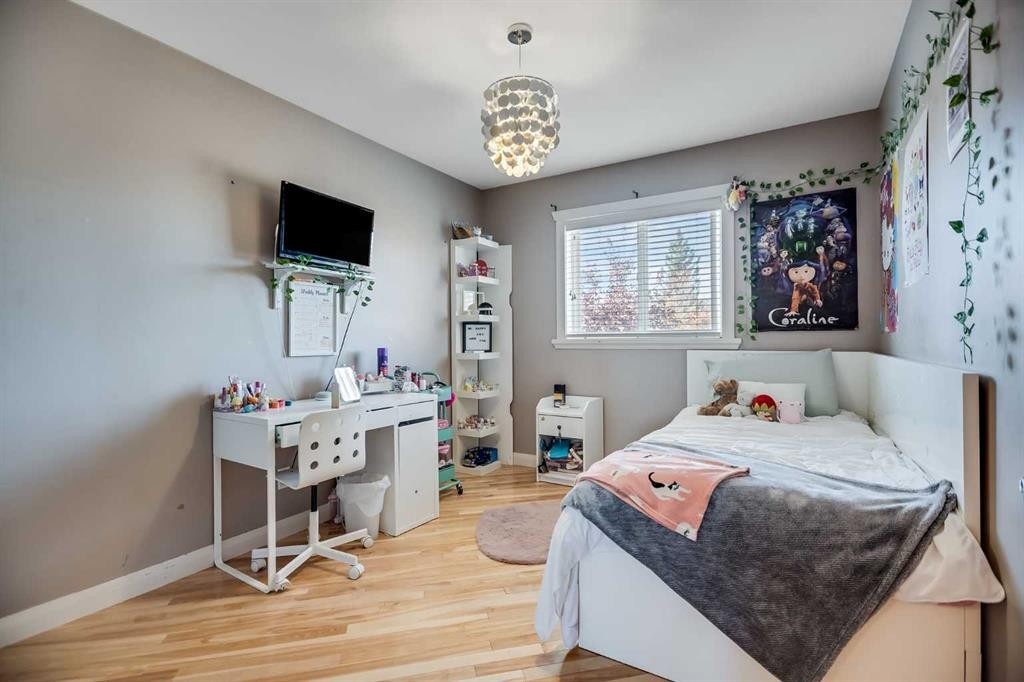 113 Somerside Green Sw, Calgary, AB - Indoor Photo Showing Bedroom
