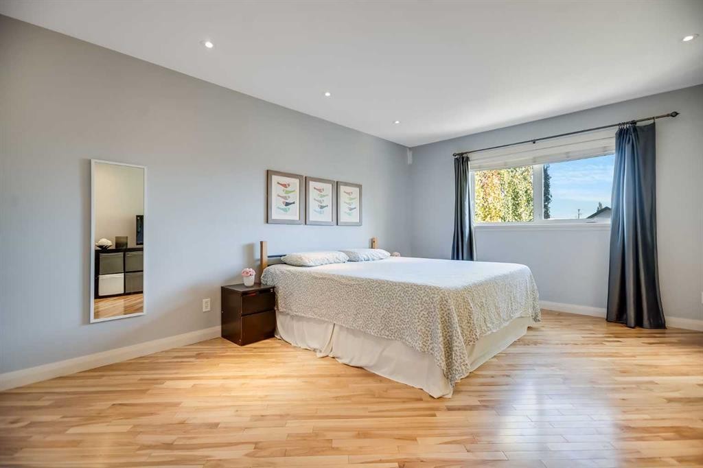 113 Somerside Green Sw, Calgary, AB - Indoor Photo Showing Bedroom