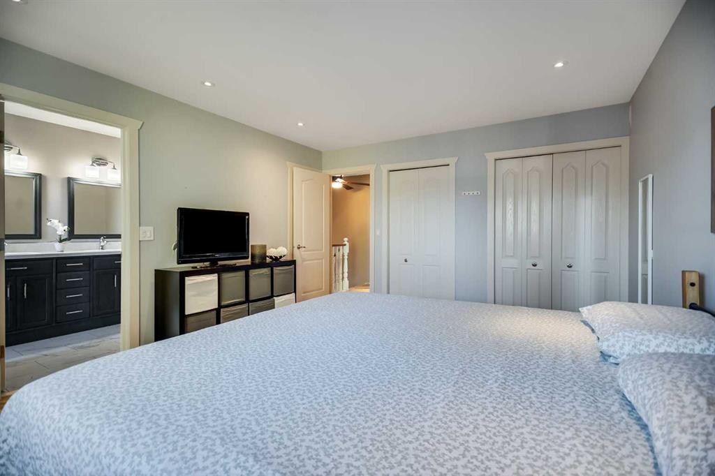 113 Somerside Green Sw, Calgary, AB - Indoor Photo Showing Bedroom