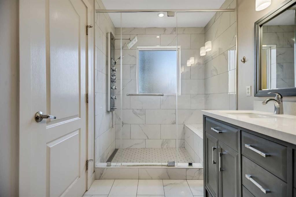 113 Somerside Green Sw, Calgary, AB - Indoor Photo Showing Bathroom