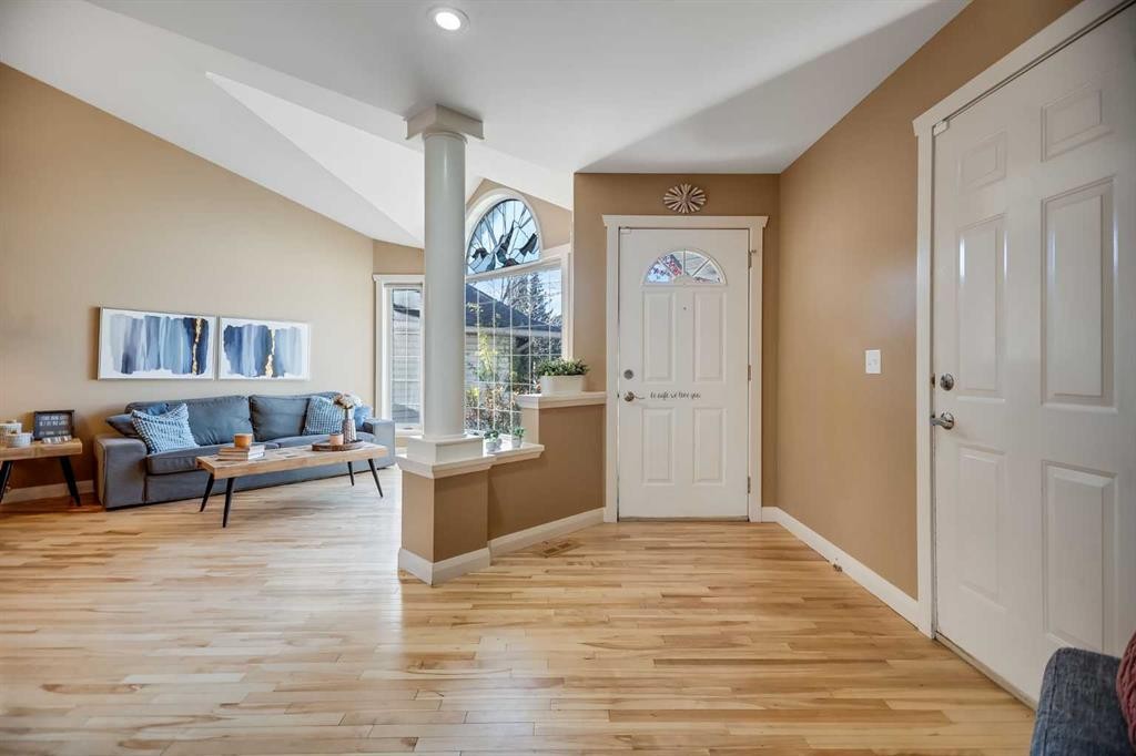 113 Somerside Green Sw, Calgary, AB - Indoor Photo Showing Other Room