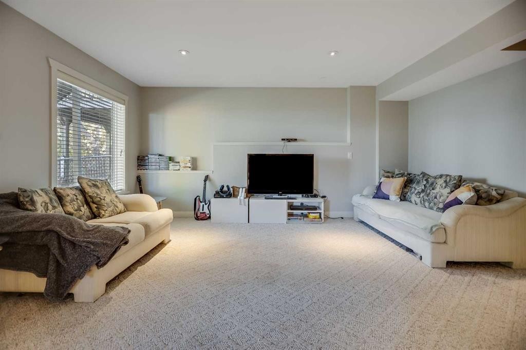 113 Somerside Green Sw, Calgary, AB - Indoor Photo Showing Living Room
