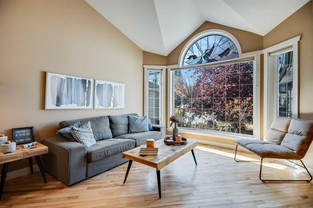 113 Somerside Green Sw, Calgary, AB - Indoor Photo Showing Living Room
