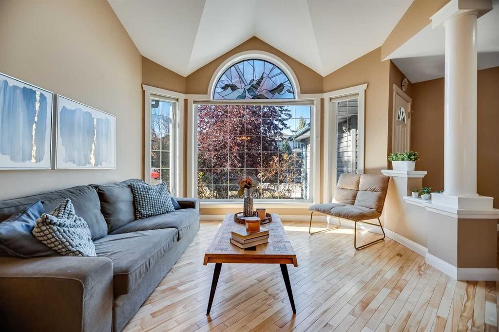 113 Somerside Green Sw, Calgary, AB - Indoor Photo Showing Living Room