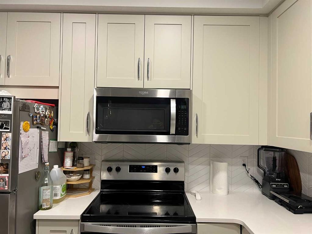 301-150 Shawnee Square Sw, Calgary, AB - Indoor Photo Showing Kitchen