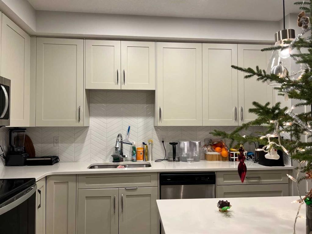 301-150 Shawnee Square Sw, Calgary, AB - Indoor Photo Showing Kitchen With Double Sink With Upgraded Kitchen