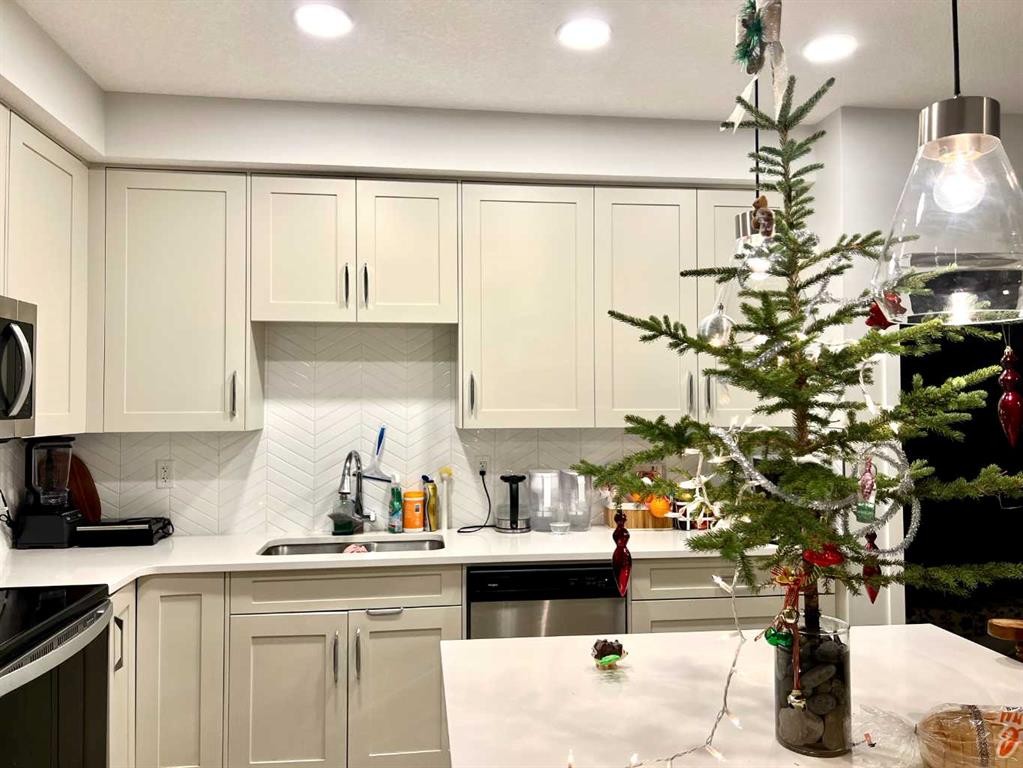 301-150 Shawnee Square Sw, Calgary, AB - Indoor Photo Showing Kitchen With Double Sink With Upgraded Kitchen