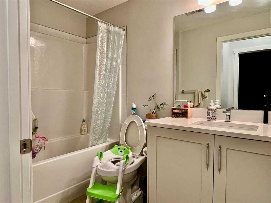 301-150 Shawnee Square Sw, Calgary, AB - Indoor Photo Showing Bathroom