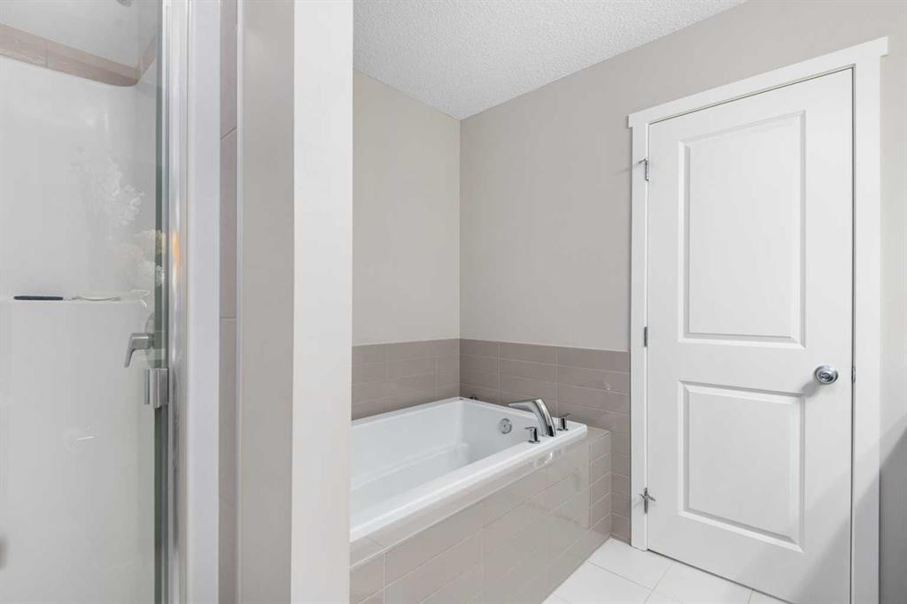 802 Walden Drive Se, Calgary, AB - Indoor Photo Showing Bathroom