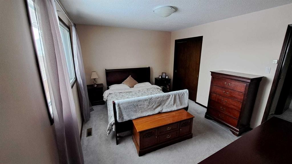 1356 Southdale Crescent Sw, Calgary, AB - Indoor Photo Showing Bedroom