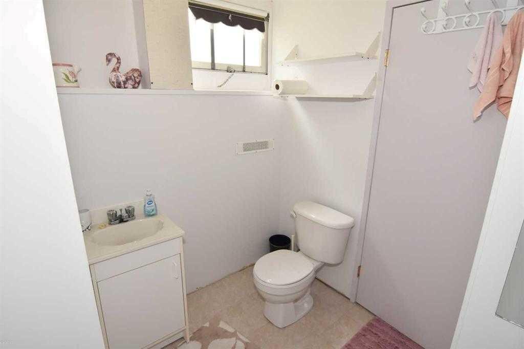 1356 Southdale Crescent Sw, Calgary, AB - Indoor Photo Showing Bathroom