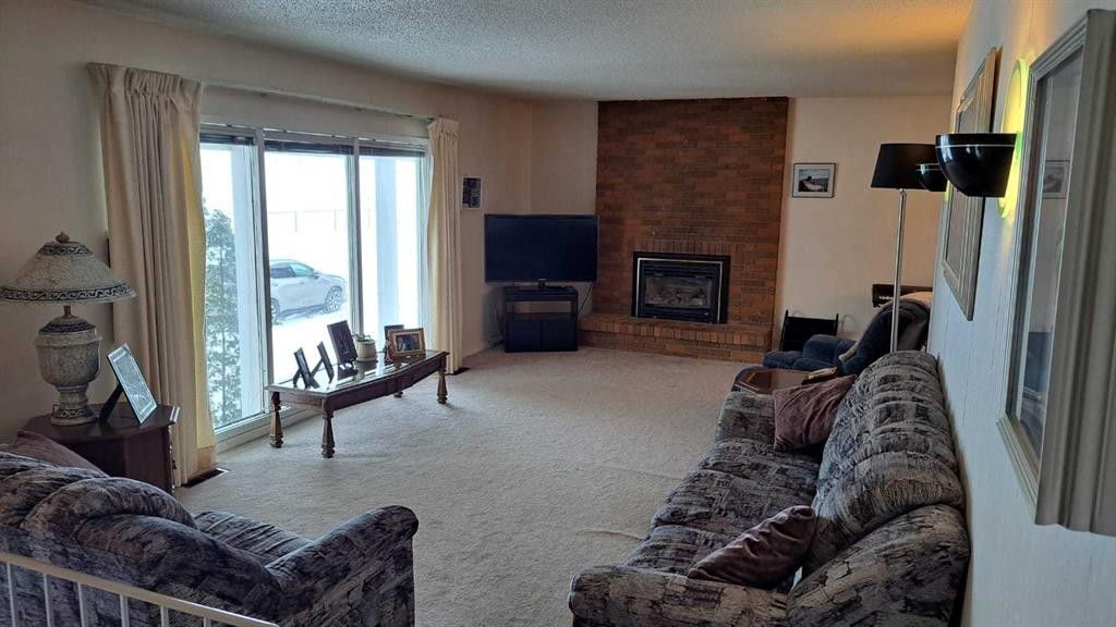 1356 Southdale Crescent Sw, Calgary, AB - Indoor Photo Showing Living Room With Fireplace