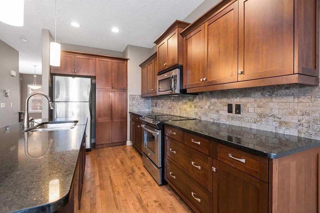 5628 Henwood Street Sw, Calgary, AB - Indoor Photo Showing Kitchen With Stainless Steel Kitchen With Upgraded Kitchen
