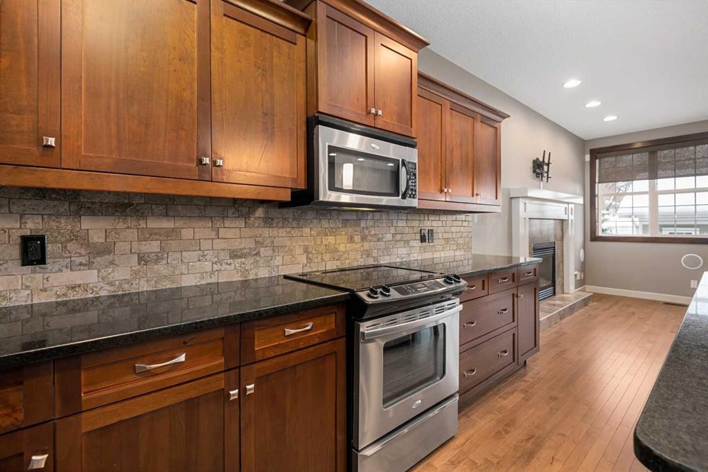 5628 Henwood Street Sw, Calgary, AB - Indoor Photo Showing Kitchen