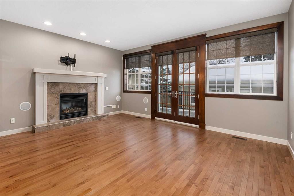5628 Henwood Street Sw, Calgary, AB - Indoor Photo Showing Living Room With Fireplace