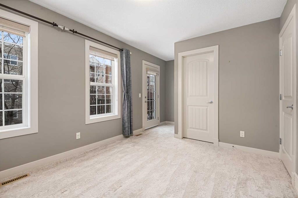 5628 Henwood Street Sw, Calgary, AB - Indoor Photo Showing Other Room