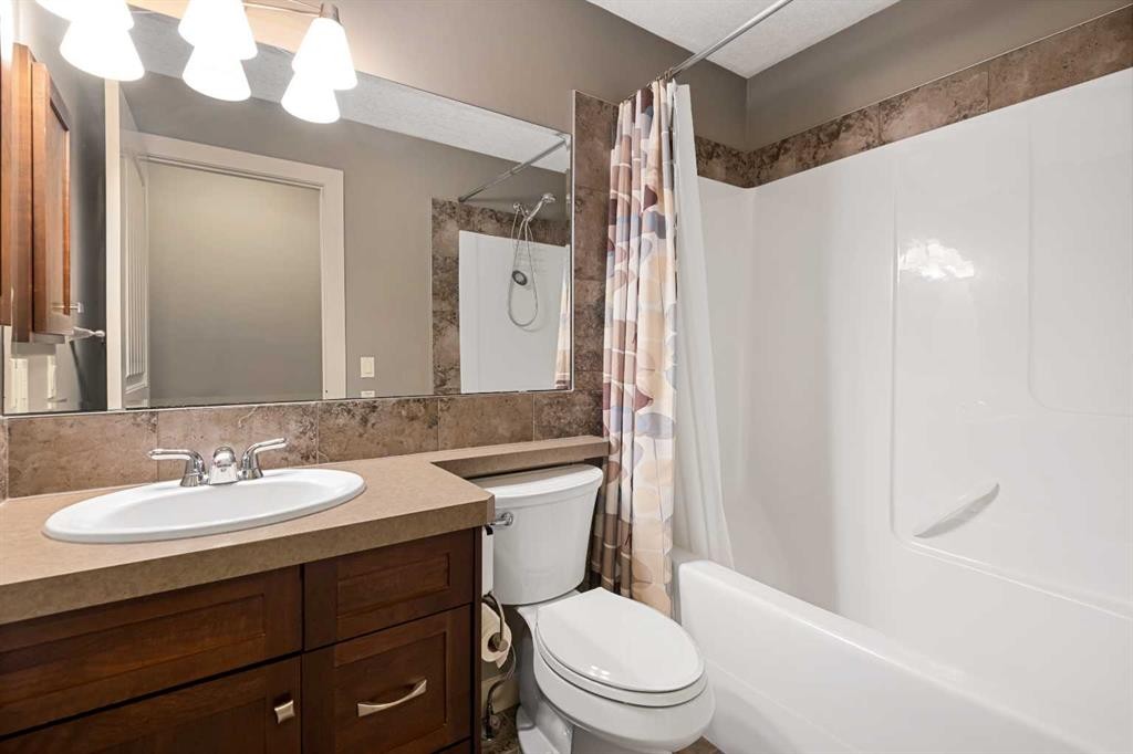 5628 Henwood Street Sw, Calgary, AB - Indoor Photo Showing Bathroom