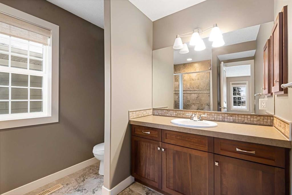 5628 Henwood Street Sw, Calgary, AB - Indoor Photo Showing Bathroom