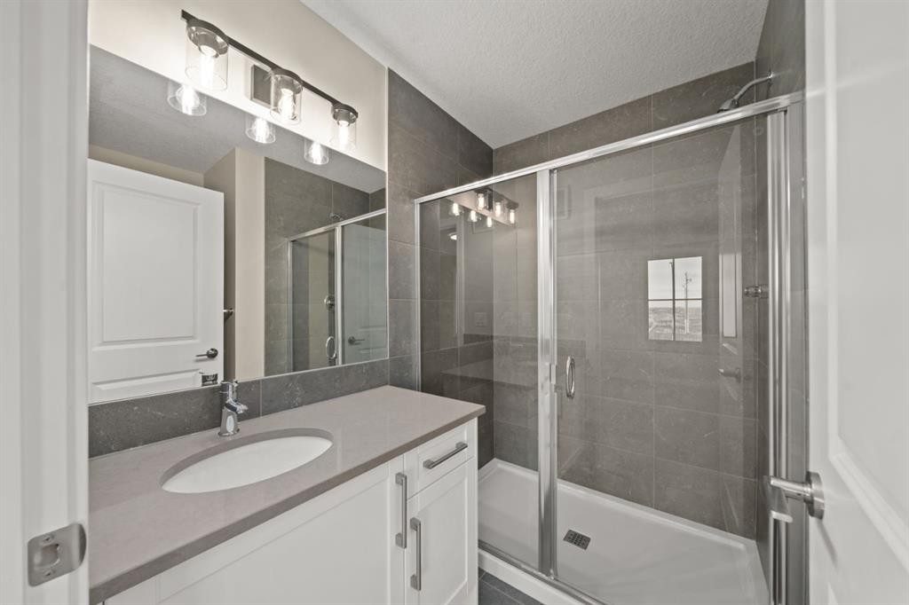 29 Sora Gate Se, Calgary, AB - Indoor Photo Showing Bathroom